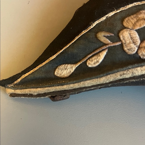 Antique Embroidered Blue and Cream Lotus Shoes - extremely rare - Picture 14 of 14